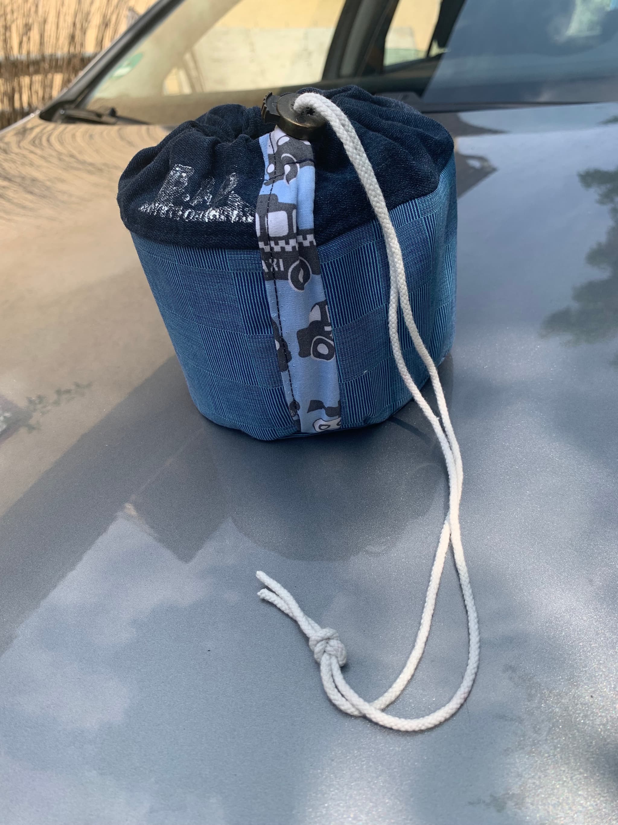 Früher hatte jedes Auto eine umhäkelte Klopapierrolle auf der Ablage….