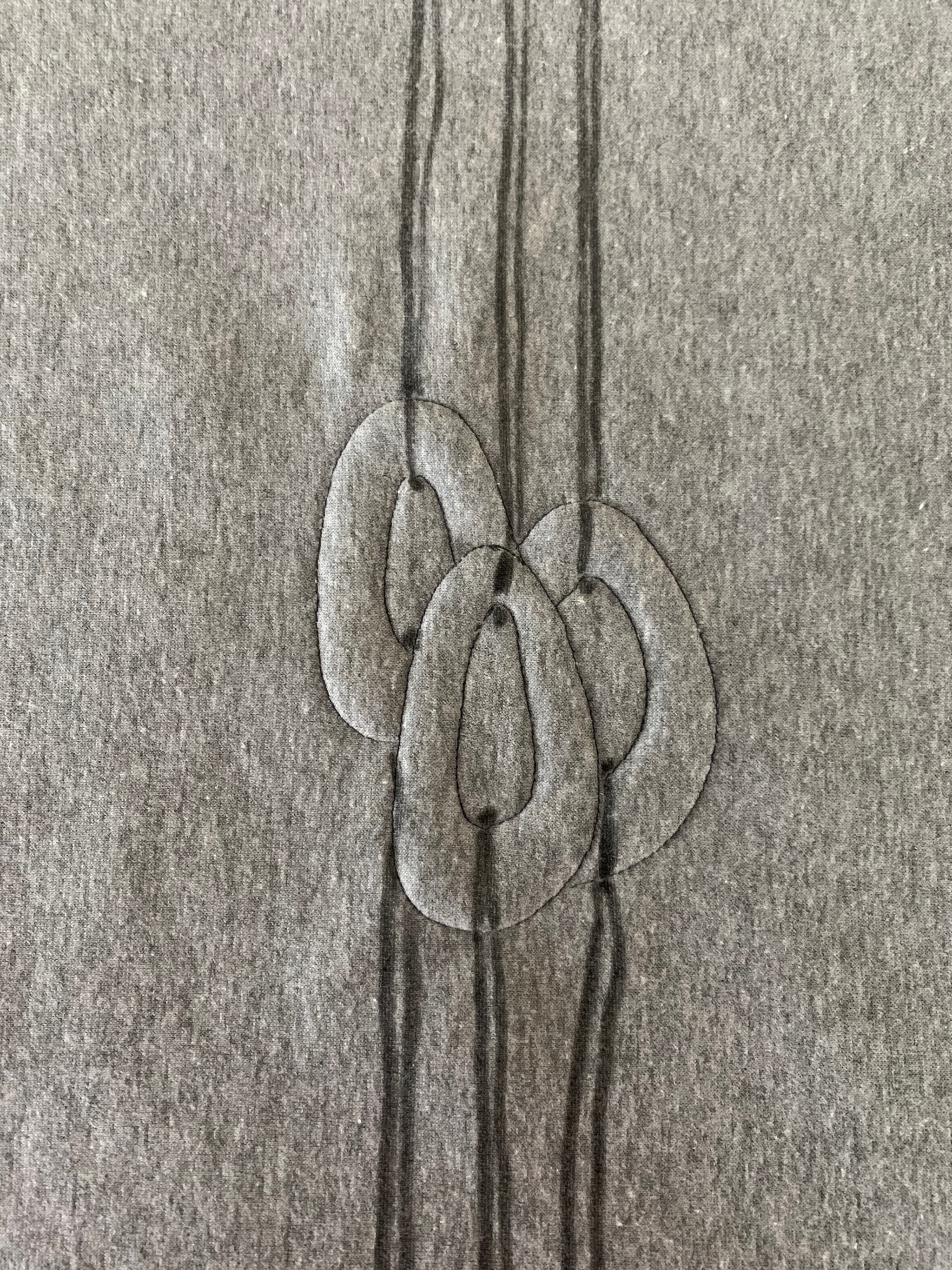 Karabiner sind nun genäht, jetzt werden die Seile mit Stofffarbe draufgemalt