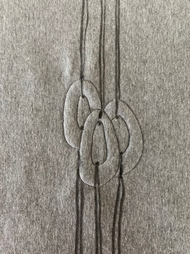 Karabiner sind nun genäht, jetzt werden die Seile mit Stofffarbe draufgemalt