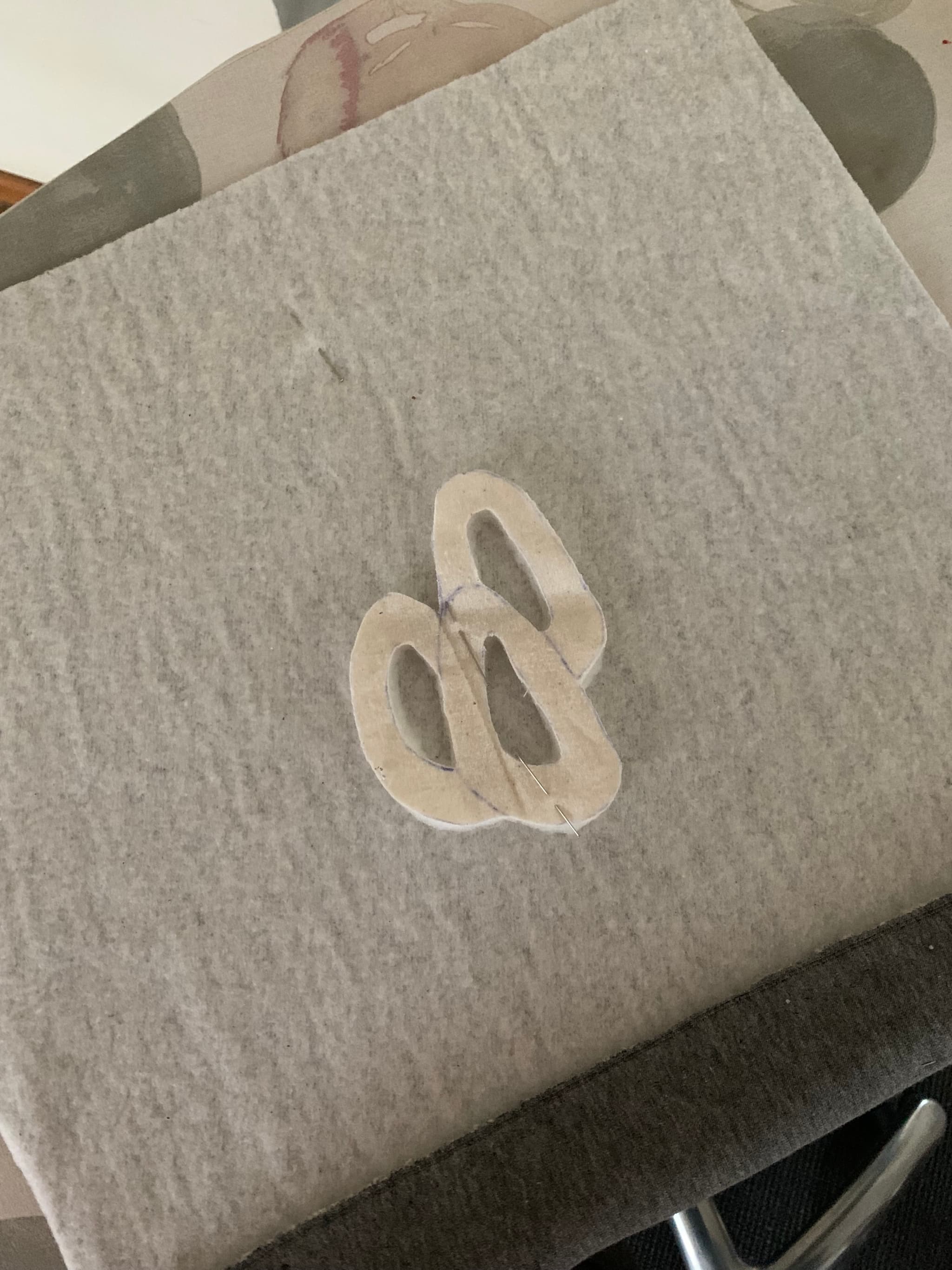 …dicken Stoff ausschneiden und auf der Stoffrückseite fixieren 