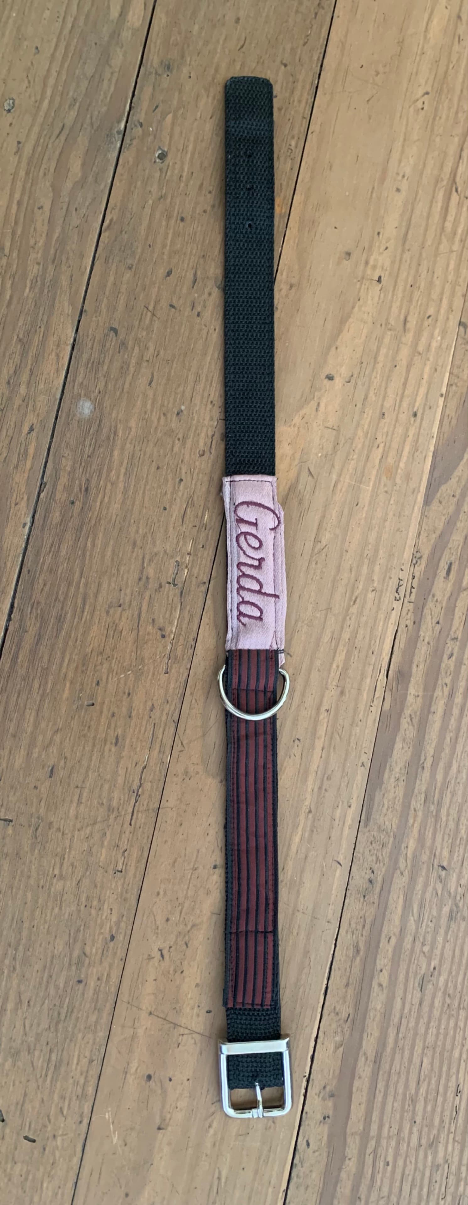 Gerdas Halsband … neuer Versuch … kann diese Konstruktion Gerdas Tatendrang standhalten?