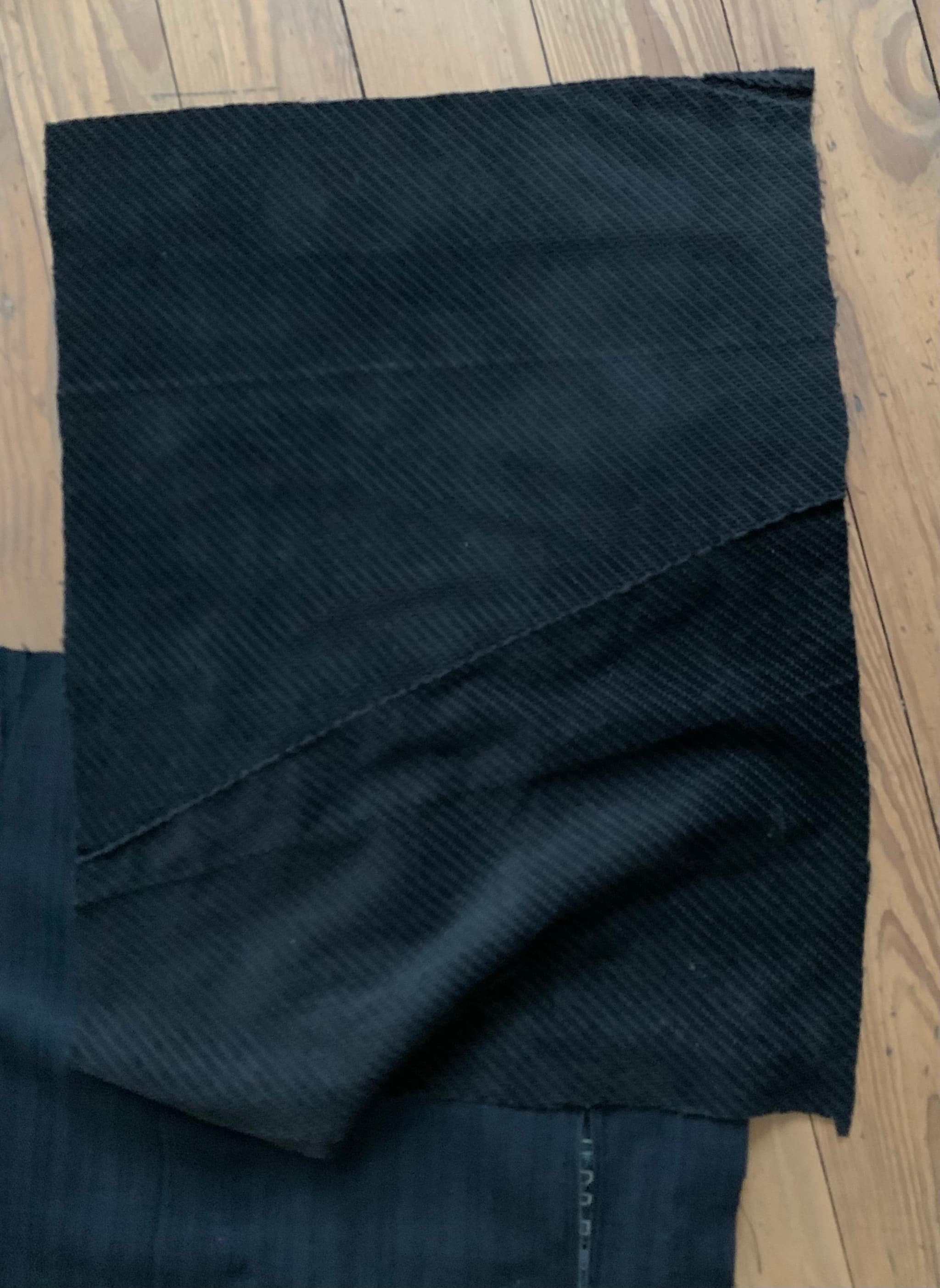 Tote Bag infolge Materialknappheit muss zusammengesetzt werden 