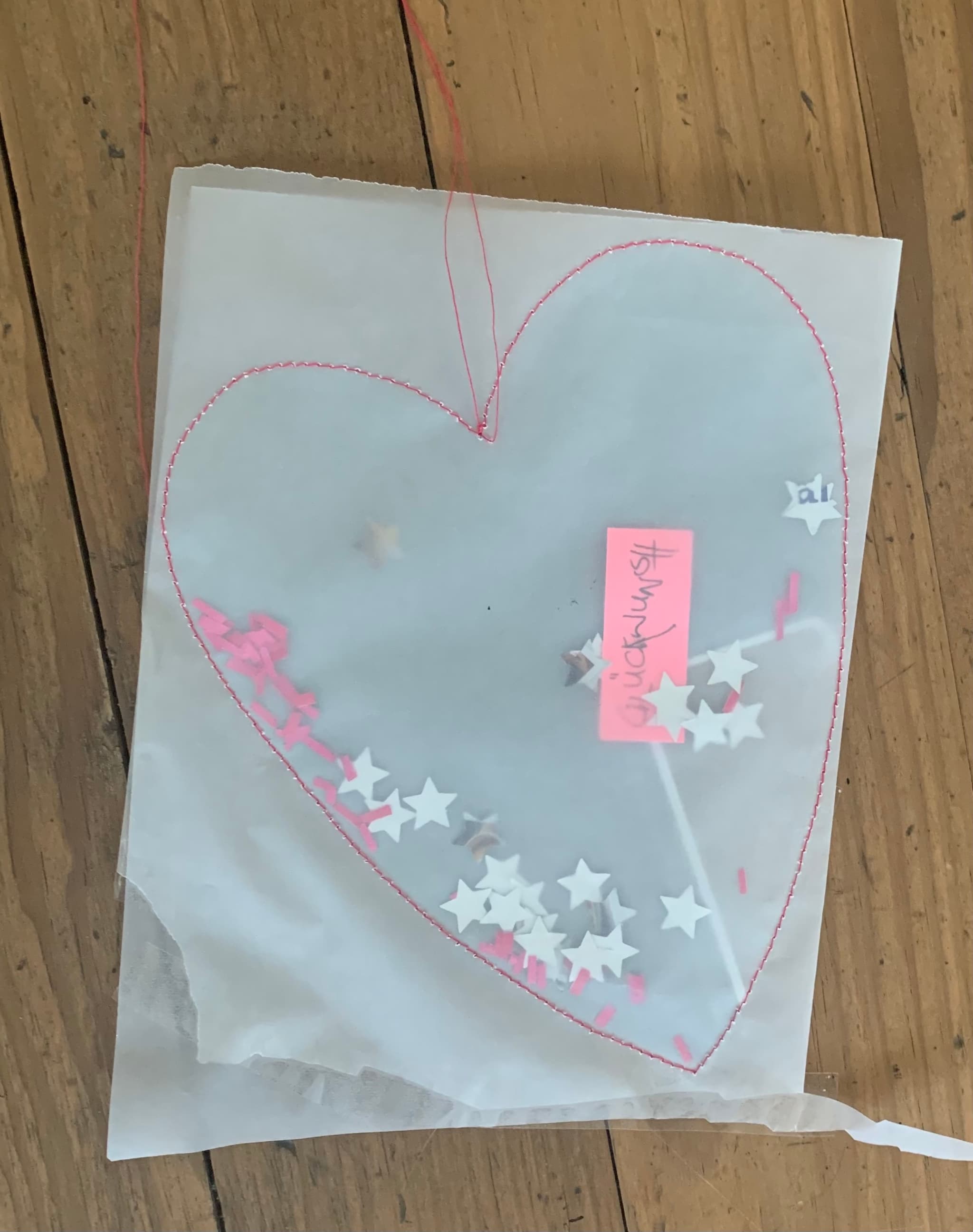 …. Glückwunsch 🎉…. mit silbernen Sternen und pinkfarbenem Glitzer gefüllt 