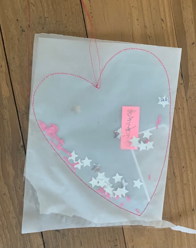 …. Glückwunsch 🎉…. mit silbernen Sternen und pinkfarbenem Glitzer gefüllt 