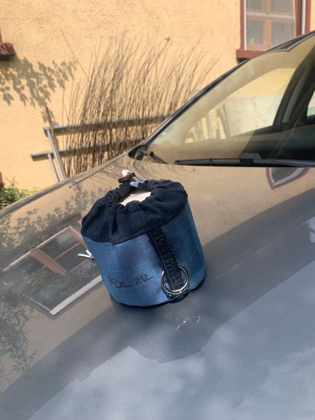 …mit einem Karabiner zum Einhängen…