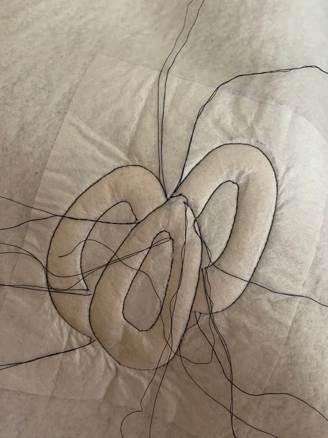 … Vlieseline draufbügeln und kantig steppen,